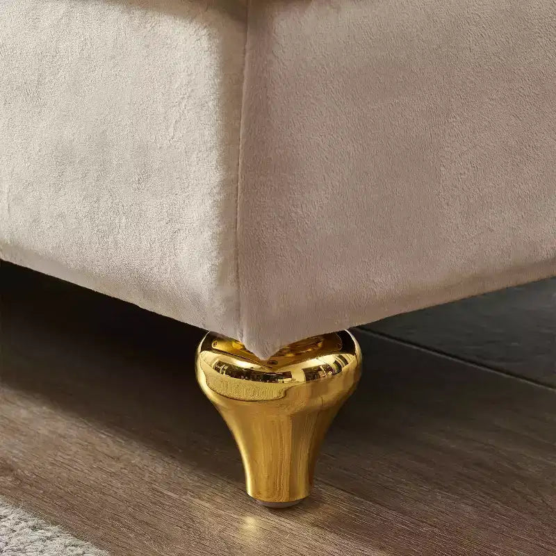 Canapé-méridienne en velours avec pieds en métal doré et oreiller rond pour salon beige