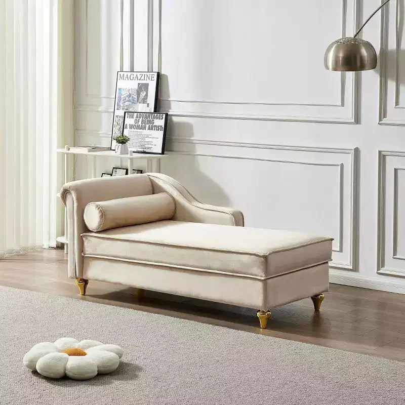 Canapé-méridienne en velours avec pieds en métal doré et oreiller rond pour salon beige