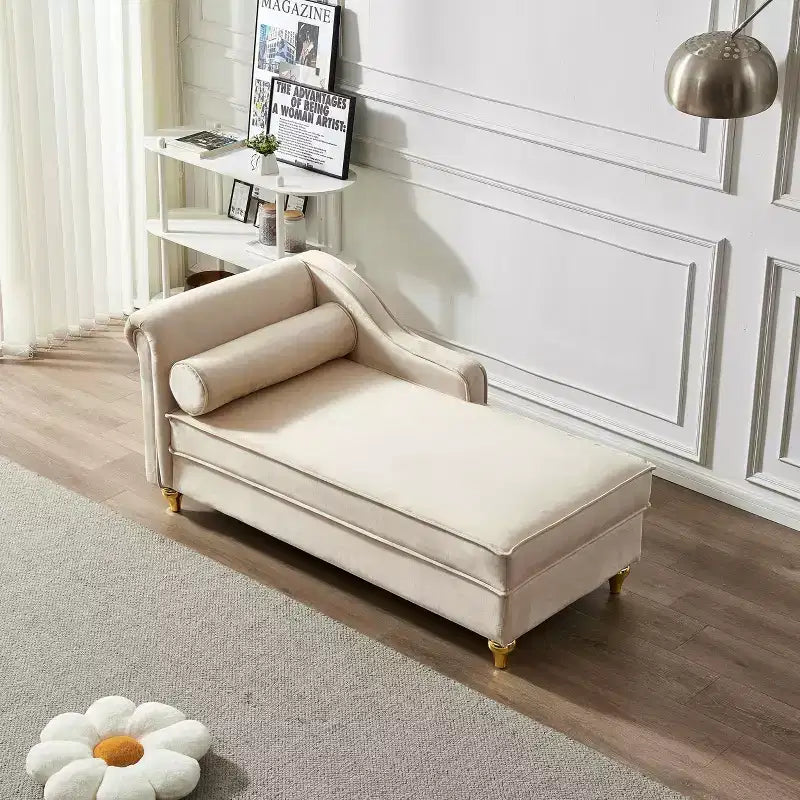 Canapé-méridienne en velours avec pieds en métal doré et oreiller rond pour salon beige