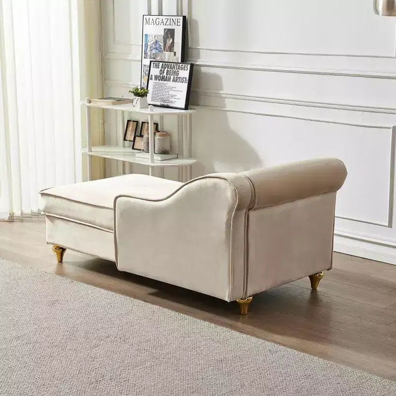 Canapé-méridienne en velours avec pieds en métal doré et oreiller rond pour salon beige