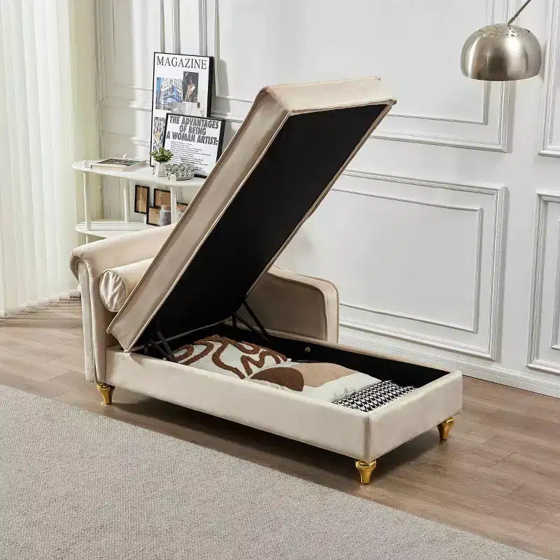 Canapé-méridienne en velours avec pieds en métal doré et oreiller rond pour salon beige