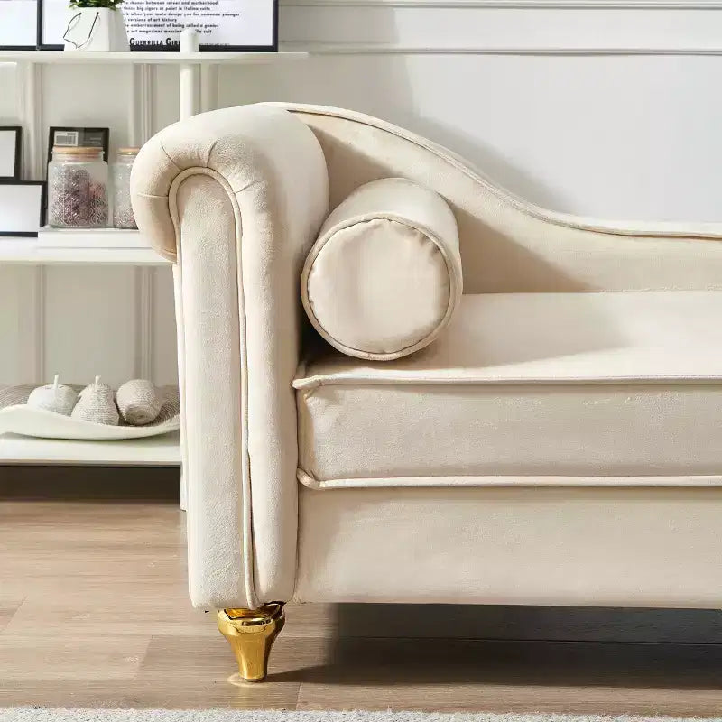 Canapé-méridienne en velours avec pieds en métal doré et oreiller rond pour salon beige