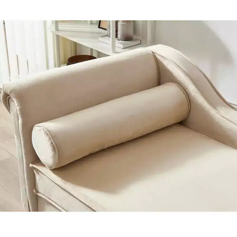 Canapé-méridienne en velours avec pieds en métal doré et oreiller rond pour salon beige