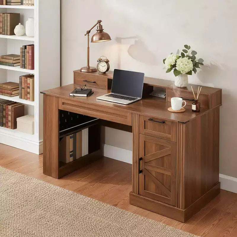 Bureau de 55" avec armoire de rangement, station de charge, bureau d'ordinateur avec support d'écran, tiroir à clavier, panneau perforé, bureau d'écriture pour l'étude et le bureau