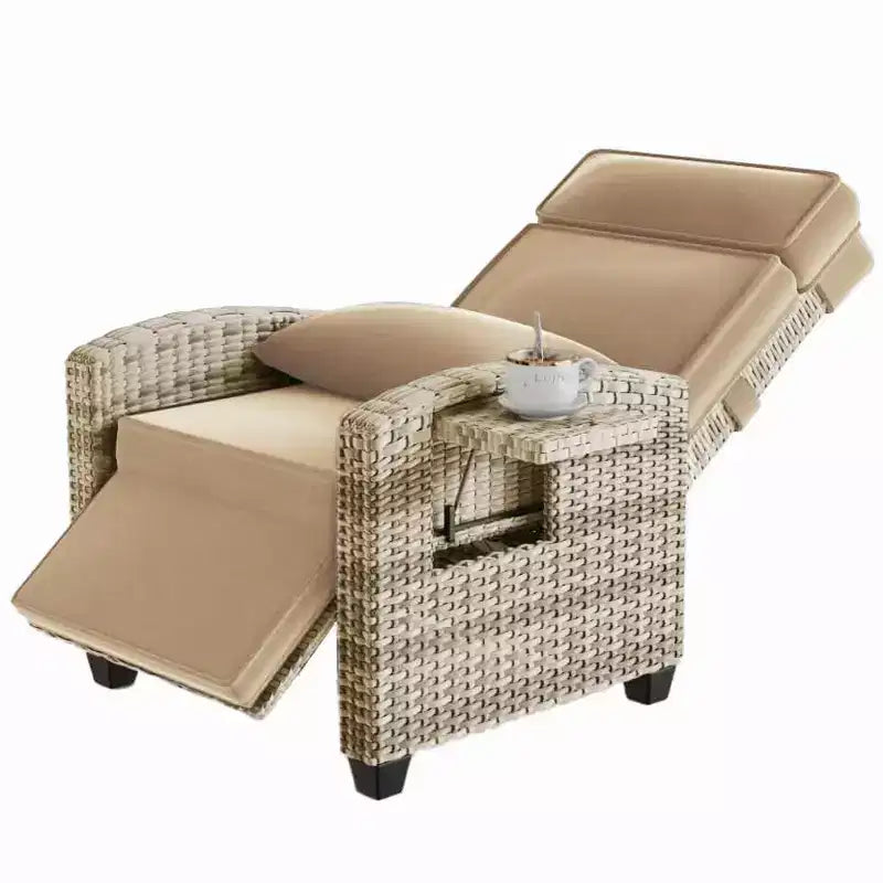 Chaise longue d'extérieur avec coussin, chaise longue de patio réglable avec tablette latérale escamotable, dossier et repose-pieds inclinables à 145°, en rotin PE tout temps