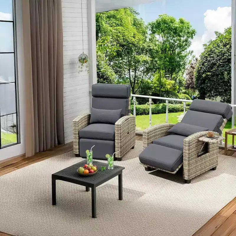 Chaise longue d'extérieur avec coussin, chaise longue de patio réglable avec tablette latérale escamotable, dossier et repose-pieds inclinables à 145°, en rotin PE tout temps